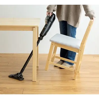 椅子の出し引きや掃除の時にも楽な軽量設計